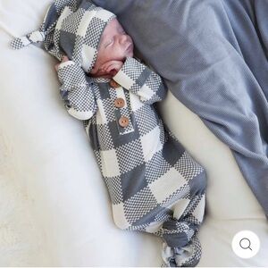 Caden Lane BIG CHECK WAFFLE BAMBOO NEWBORN BABY KNOT GOWN & HAT SET | DENIM